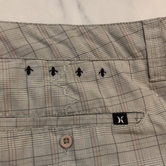 Hurley men’s plaid cream / grey shorts. Perfect for golf or the beach! EUC! - Picture 7 of 7